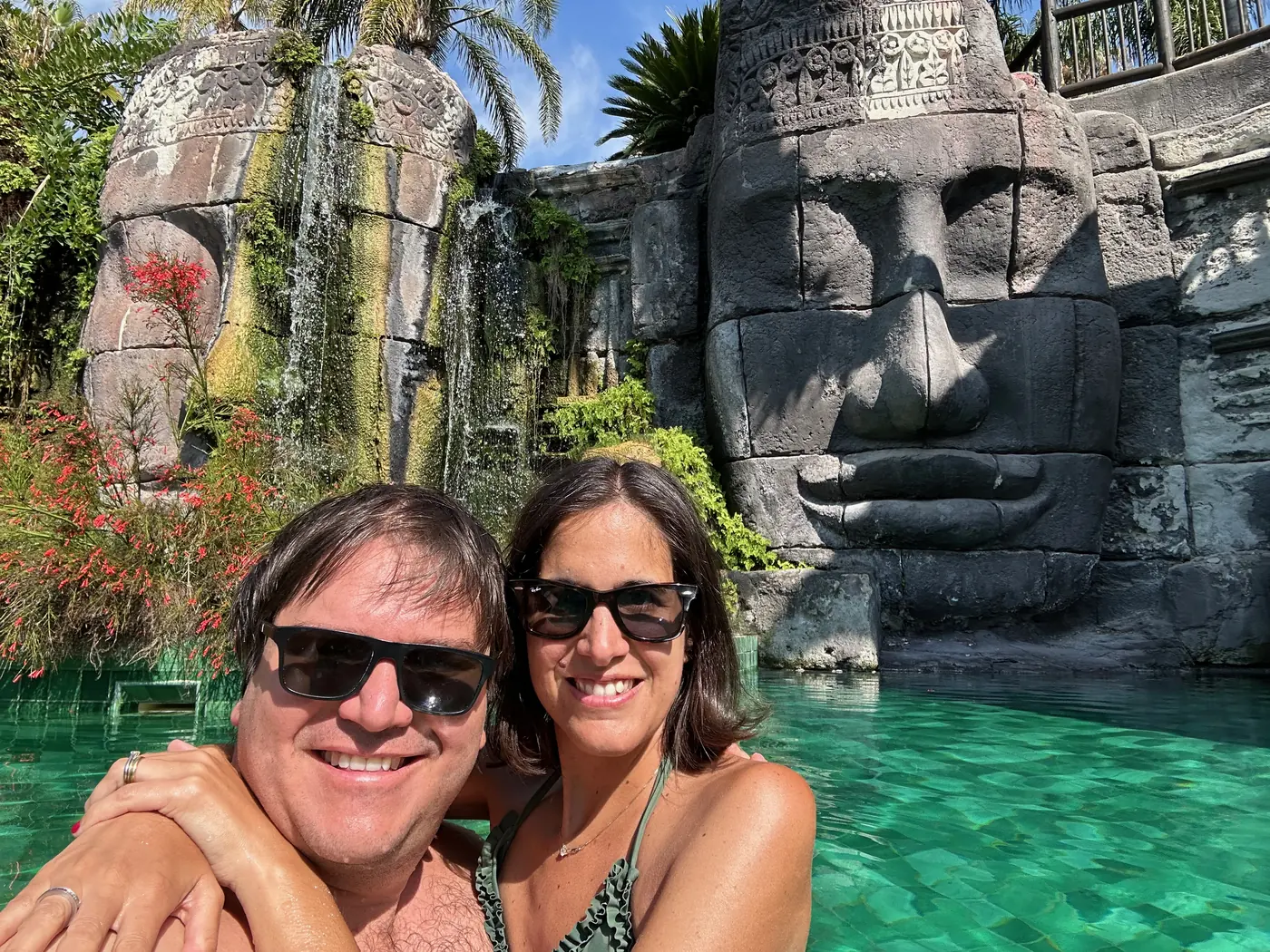 Anna y Alfonso juntos junto a una piscina