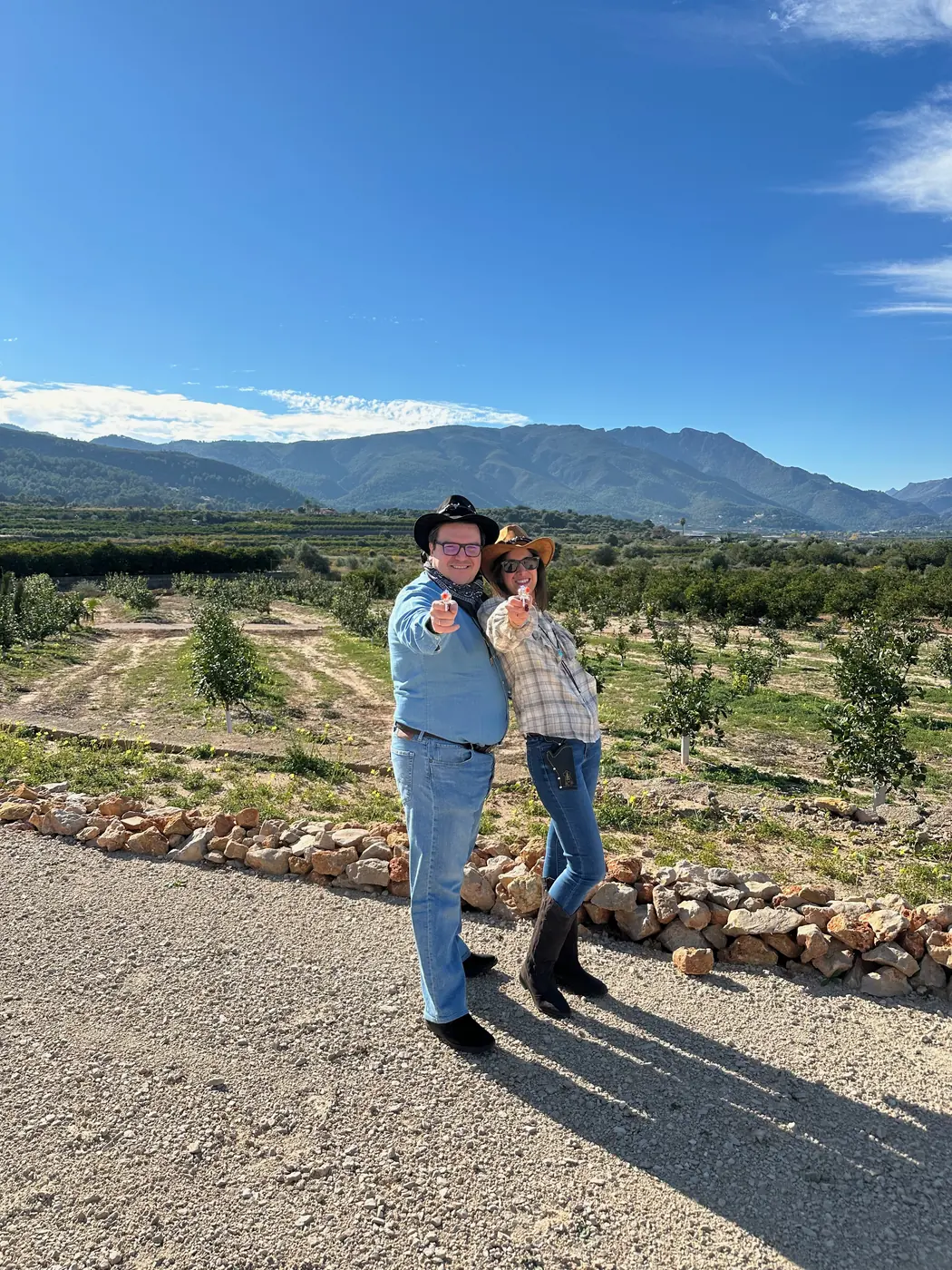 Anna y Alfonso abrazados ante un paisaje de montaña