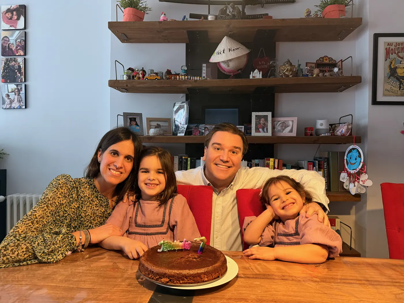 Anna, Alfonso y sus hijas celebrando en familia