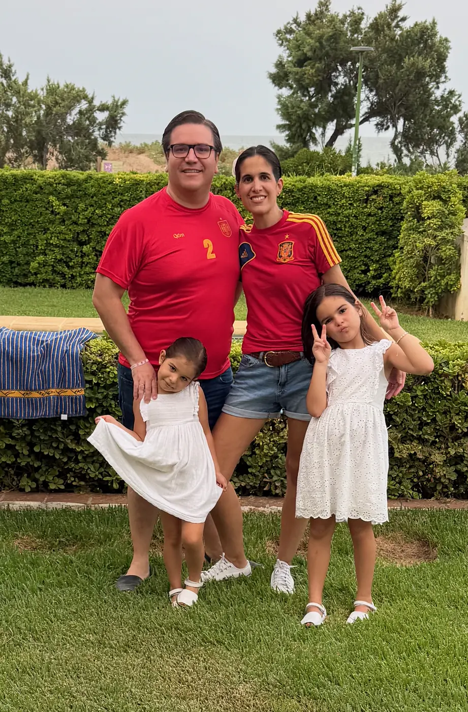 La familia celebrando junta con camisetas de España