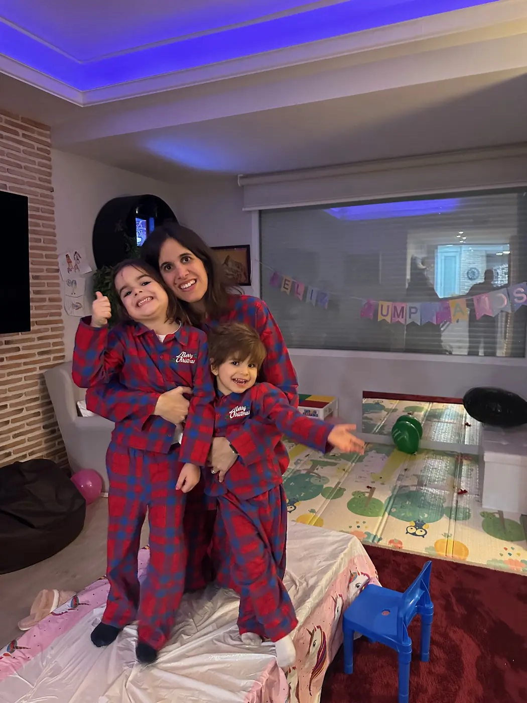 Anna y sus hijas con pijamas a juego